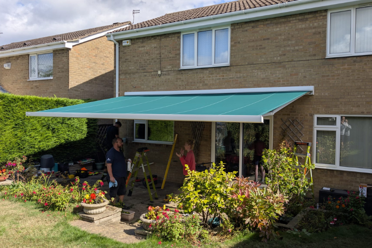 retractable awning in green